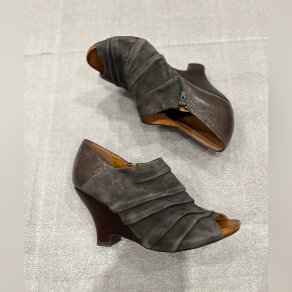 [US8.5]Naya Genesis Gray Ruched Suede Wedge Heel Peep Toe Pump Zipper - Picture 2 of 10